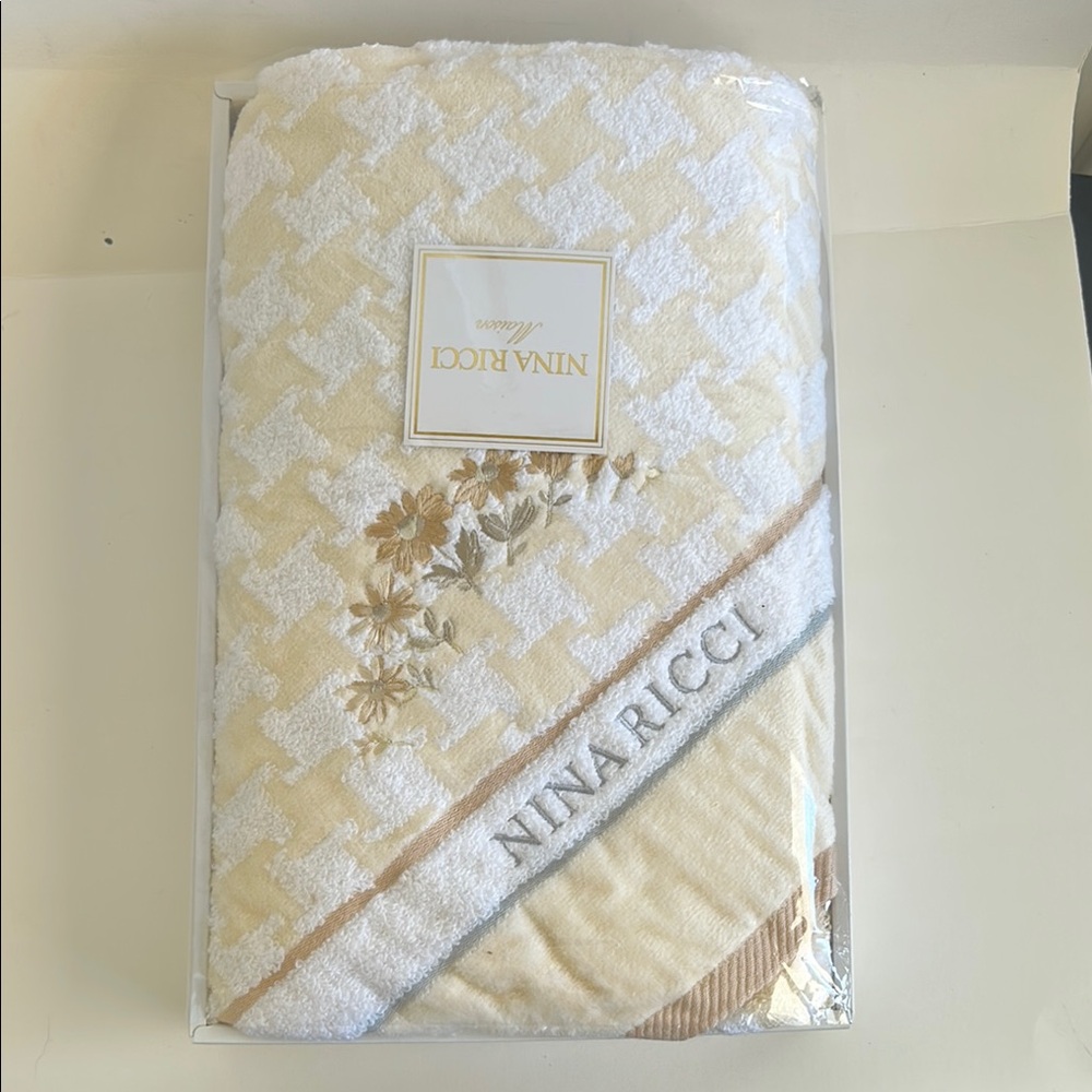 Nina Ricci Maison Elegant Cream and White Towel